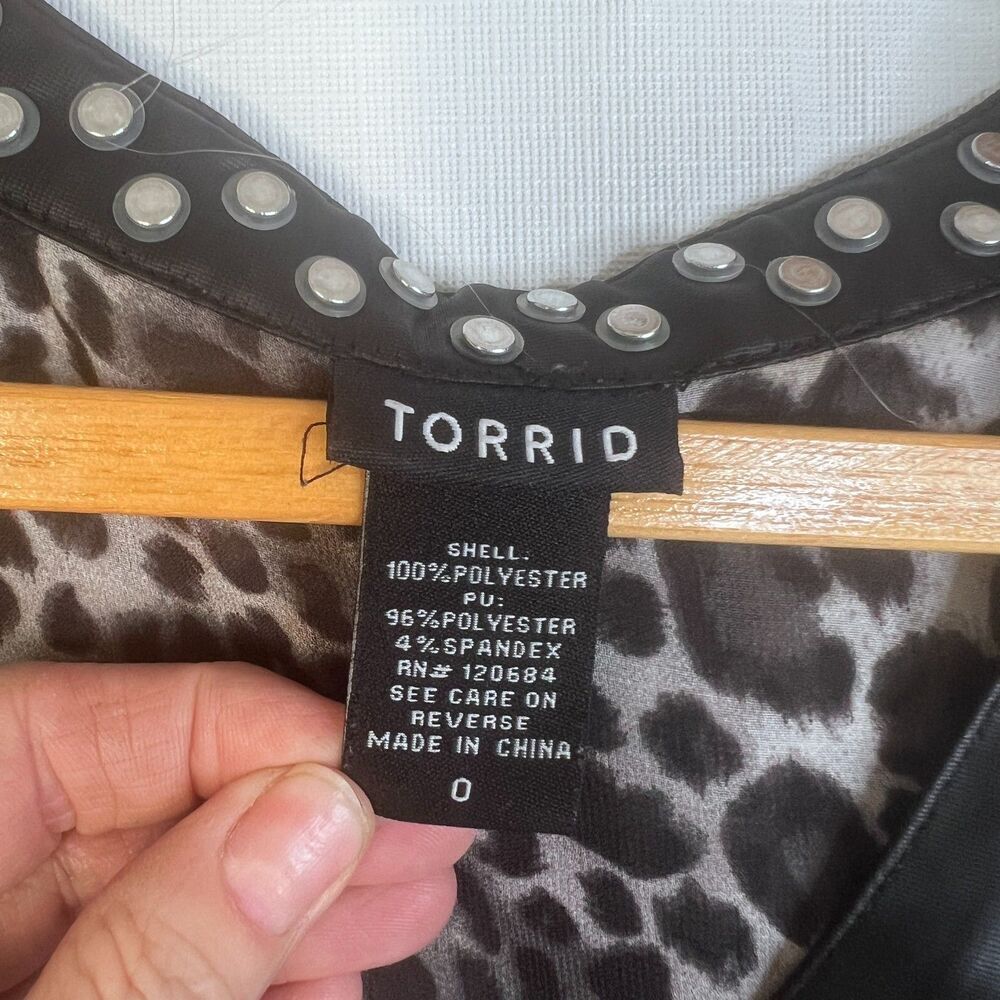 Torrid Studded Neckline Animal Print‎ Blouse Faux Leather Trim Size 0/Large Edgy - Picture 6 of 12